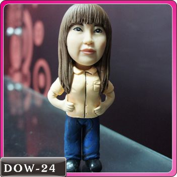 DOW-24 手插腰女生公仔